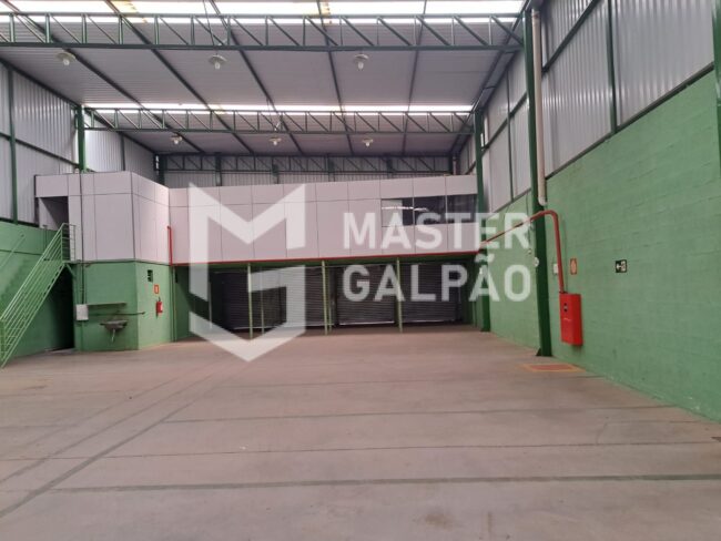 Galpão de 750m² com 4 Docas