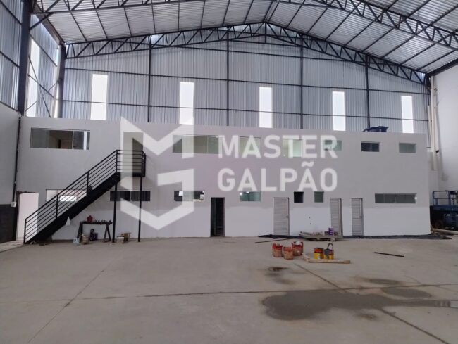 Galpão de 1.680m² com 5 Docas