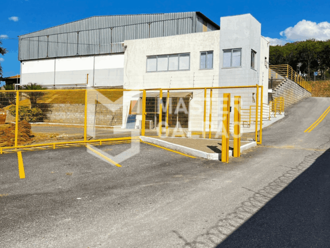 Galpão de 1.300m² + 3.500m² de Pátio
