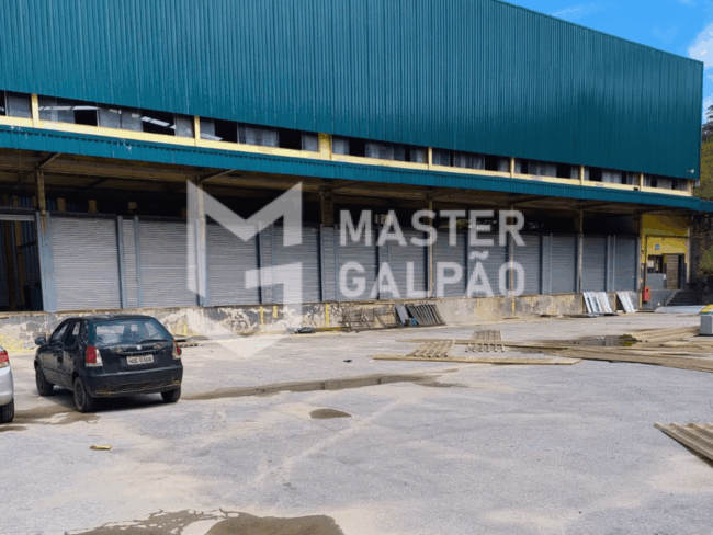 Galpão Logístico – 4.560m² com 15 docas