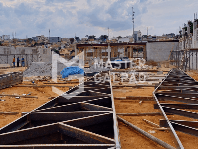 Galpão com 5 Docas e Pé‑Direito de 10m Galpão com 5 Docas e Pé‑Direito de 10m