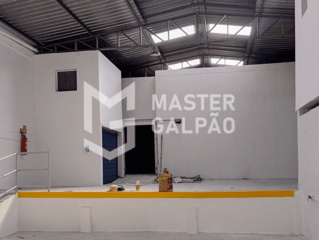 Galpão 700m² com 2 Câmaras Frias – Contagem Galpão 700m² com 2 Câmaras Frias – Contagem