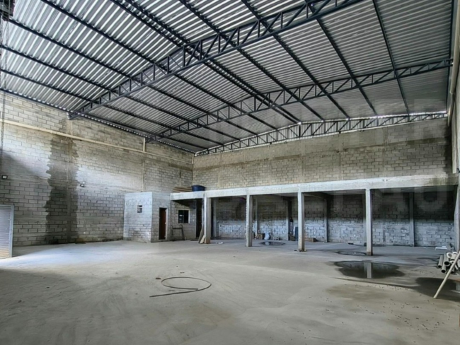 Galpão para Locação em Betim | 395 m² com 2 Portas
