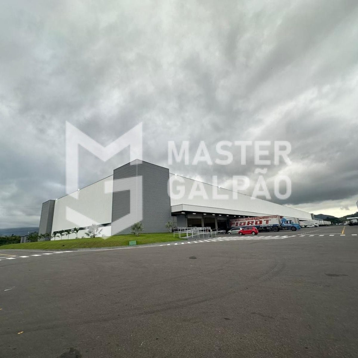 Galpão de 9.568m² com 66 Docas