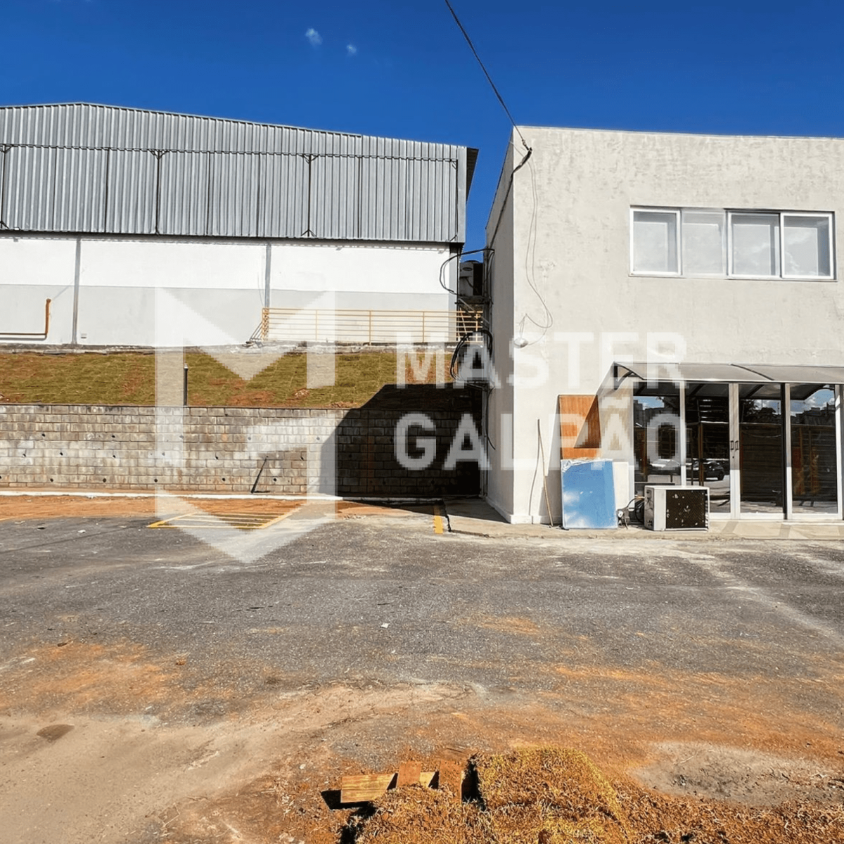 Galpão de 1.300m² + 3.500m² de Pátio