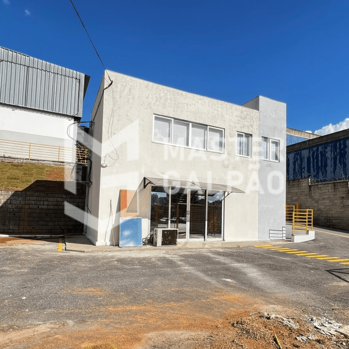 Galpão de 1.300m² + 3.500m² de Pátio