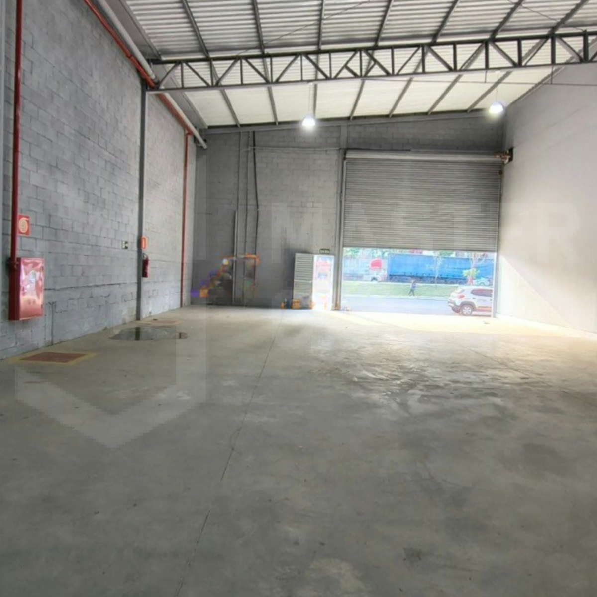 Galpão para Locação em Betim | 360 m² com Portão Automático