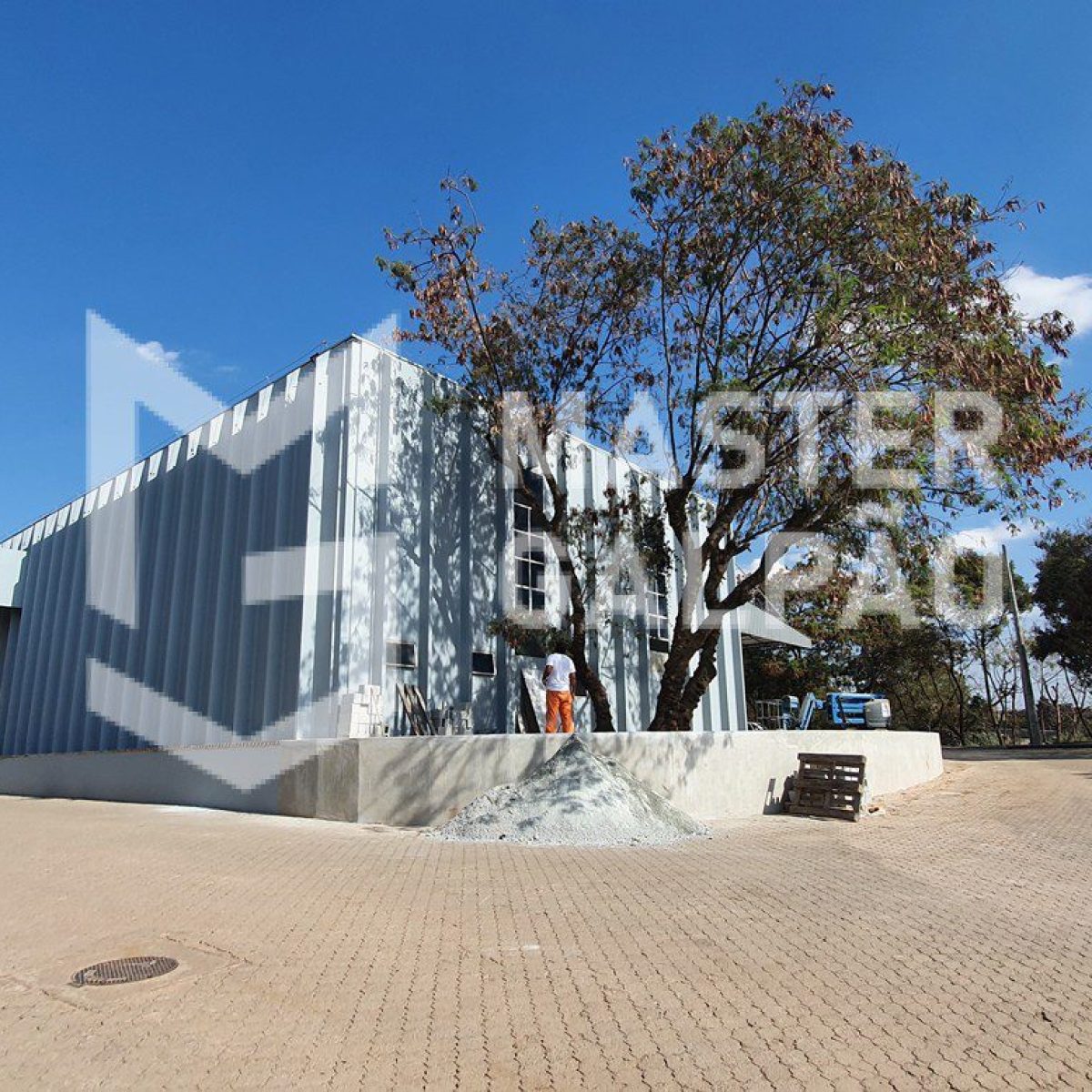 Galpão de 1.645m² com 12 Docas