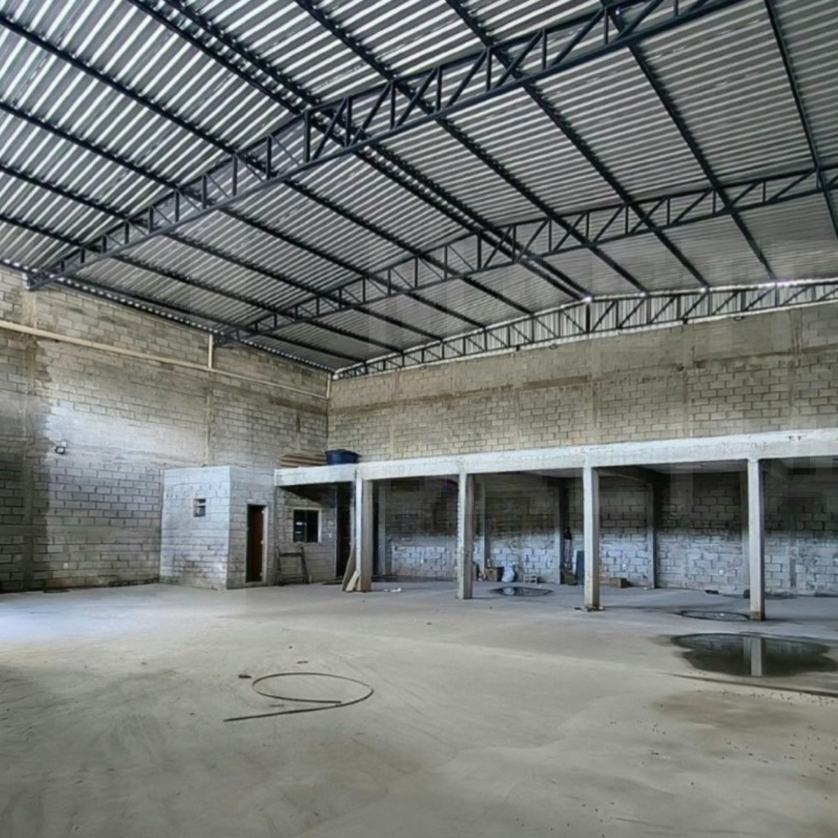 Galpão para Locação em Betim | 395 m² com 2 Portas