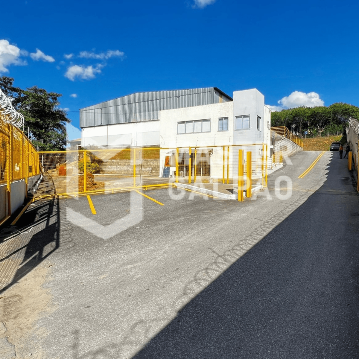Galpão de 1.300m² + 3.500m² de Pátio