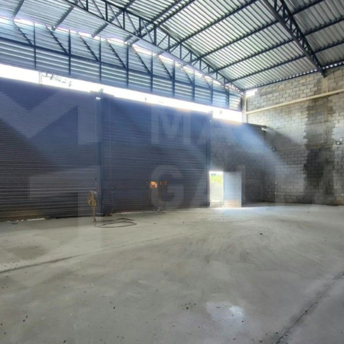 Galpão para Locação em Betim | 395 m² com 2 Portas