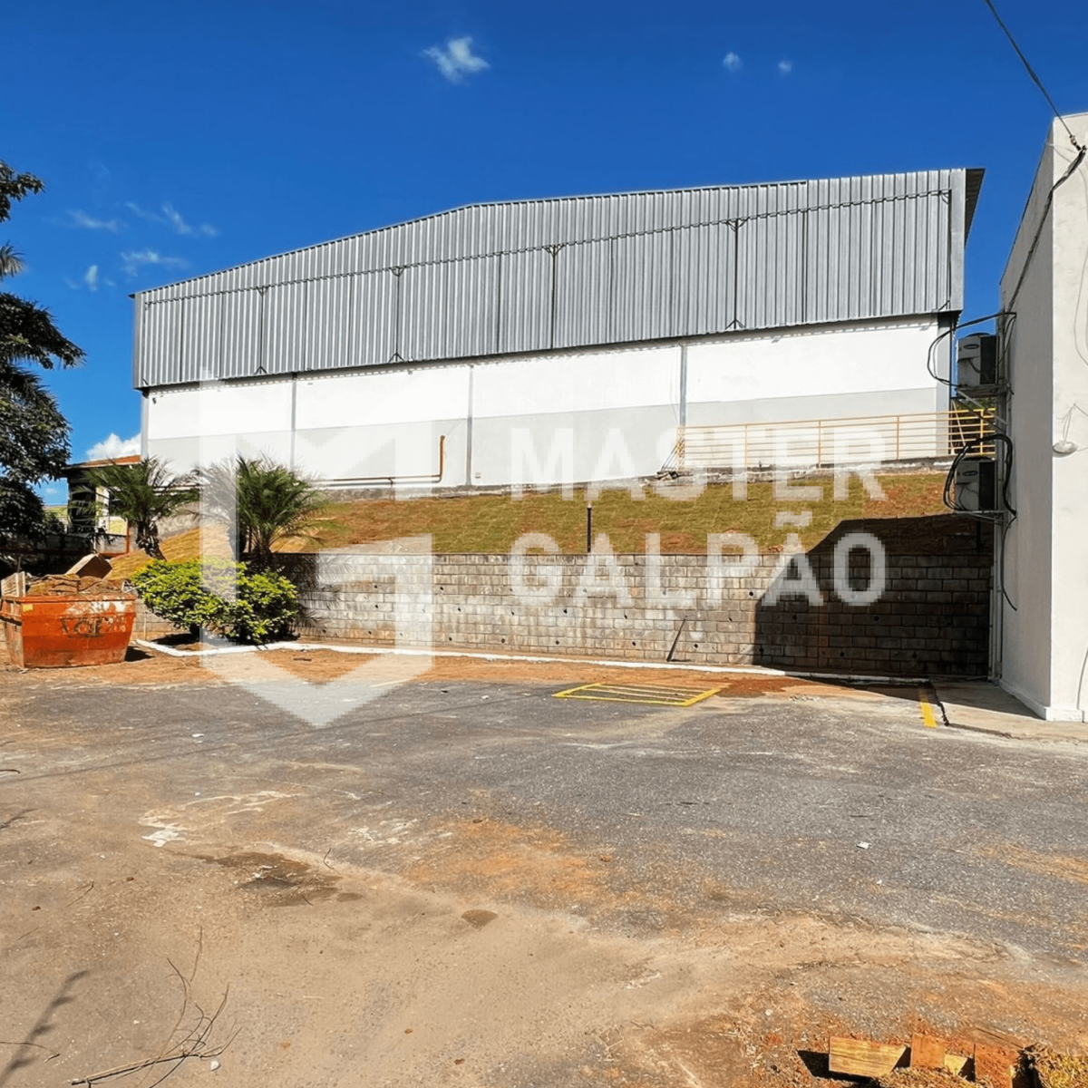 Galpão de 1.300m² + 3.500m² de Pátio
