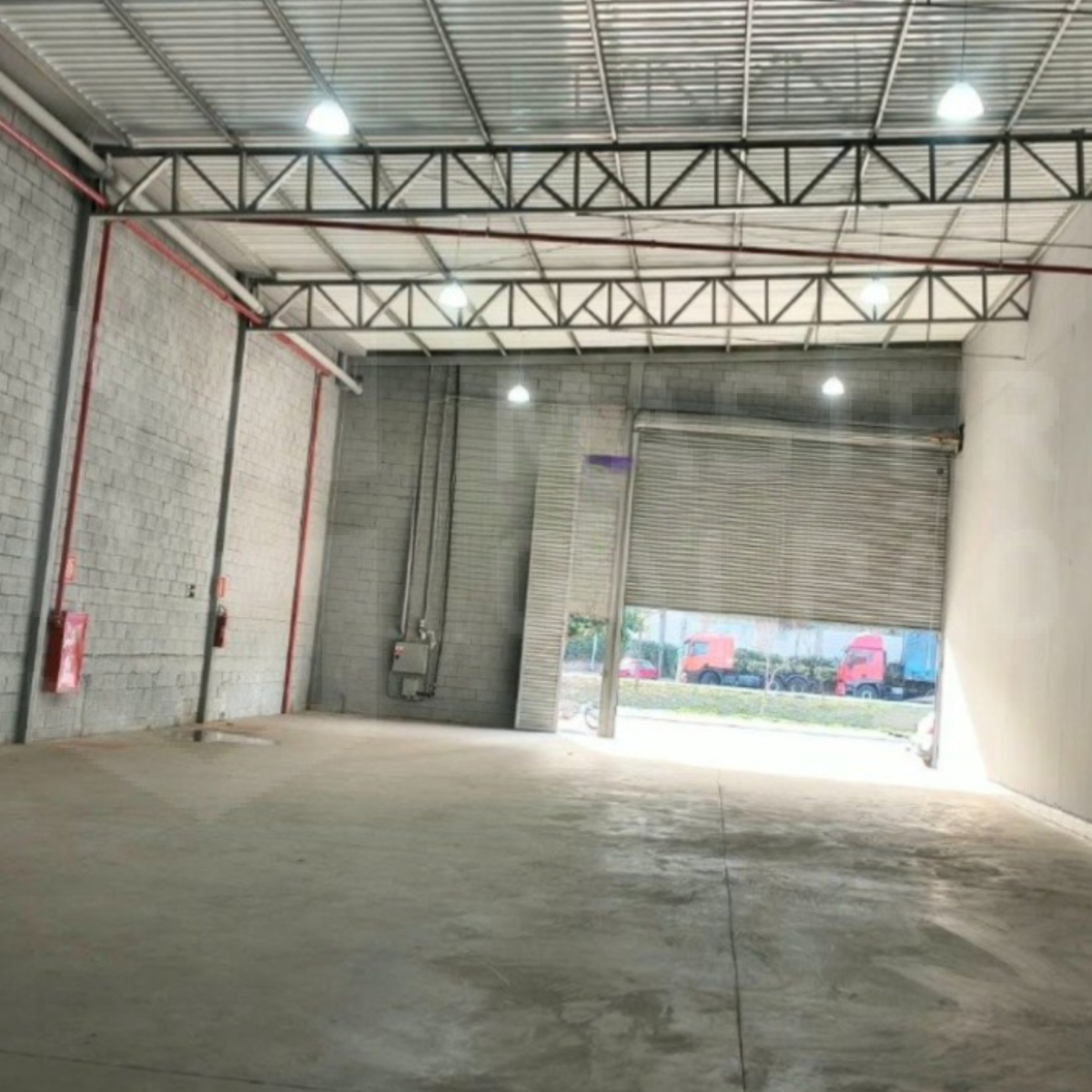 Galpão para Locação em Betim | 360 m² com Portão Automático