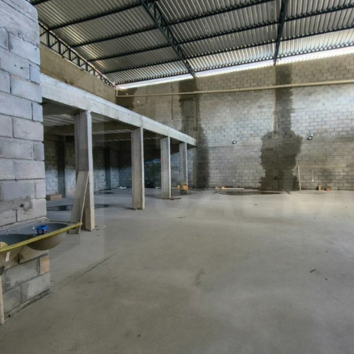 Galpão para Locação em Betim | 395 m² com 2 Portas