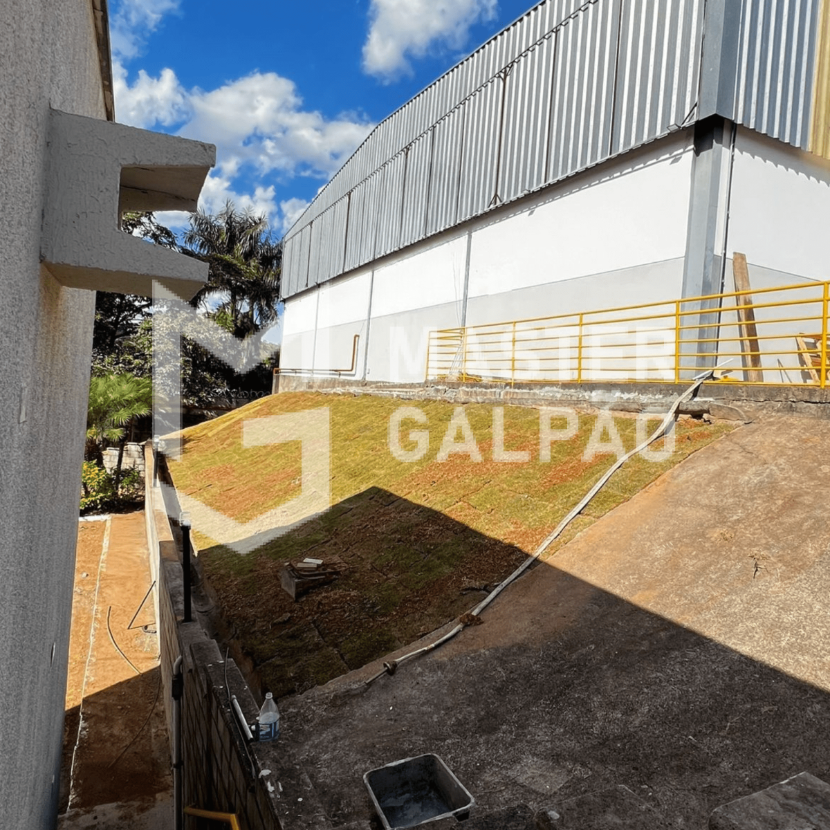 Galpão de 1.300m² + 3.500m² de Pátio