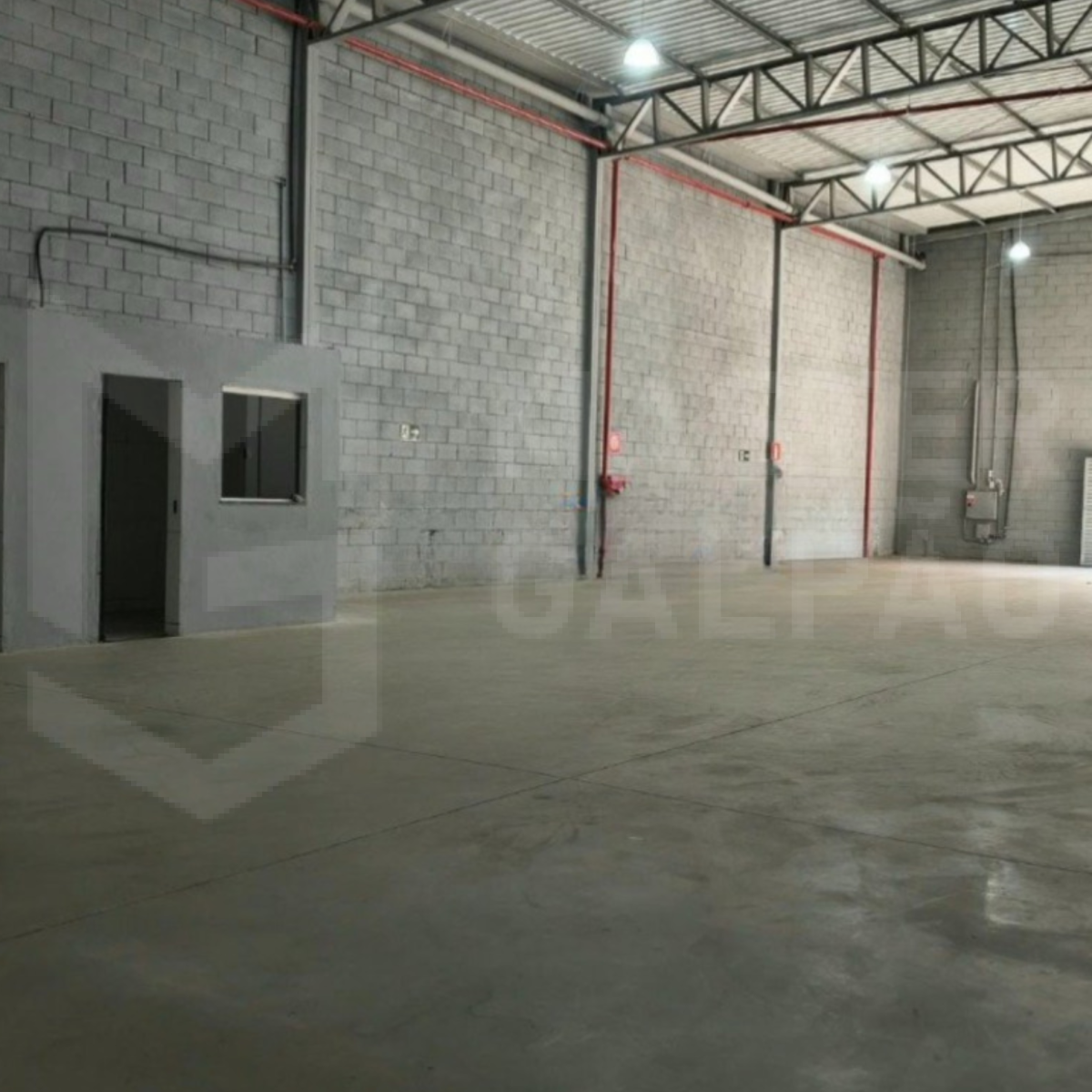 Galpão para Locação em Betim | 360 m² com Portão Automático
