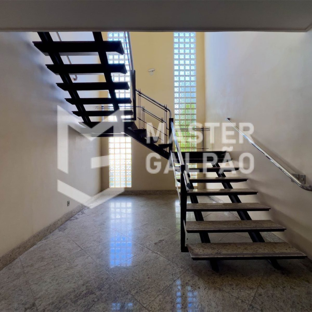 Complexo com 3 Galpões e 2 Prédios Administrativo