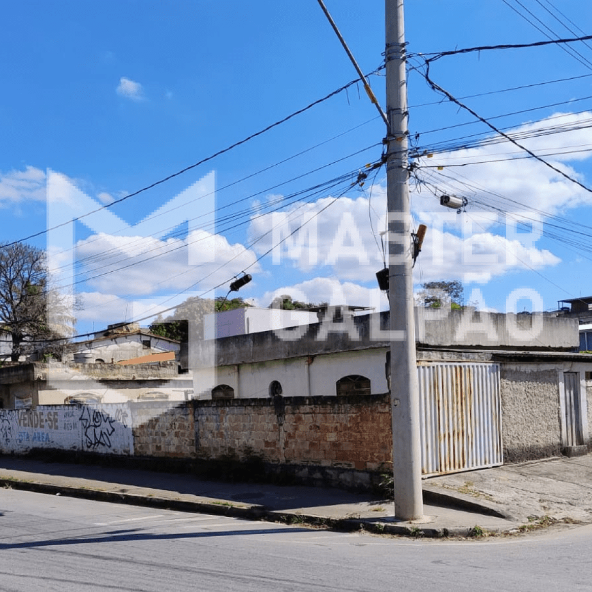 Área de 480m²