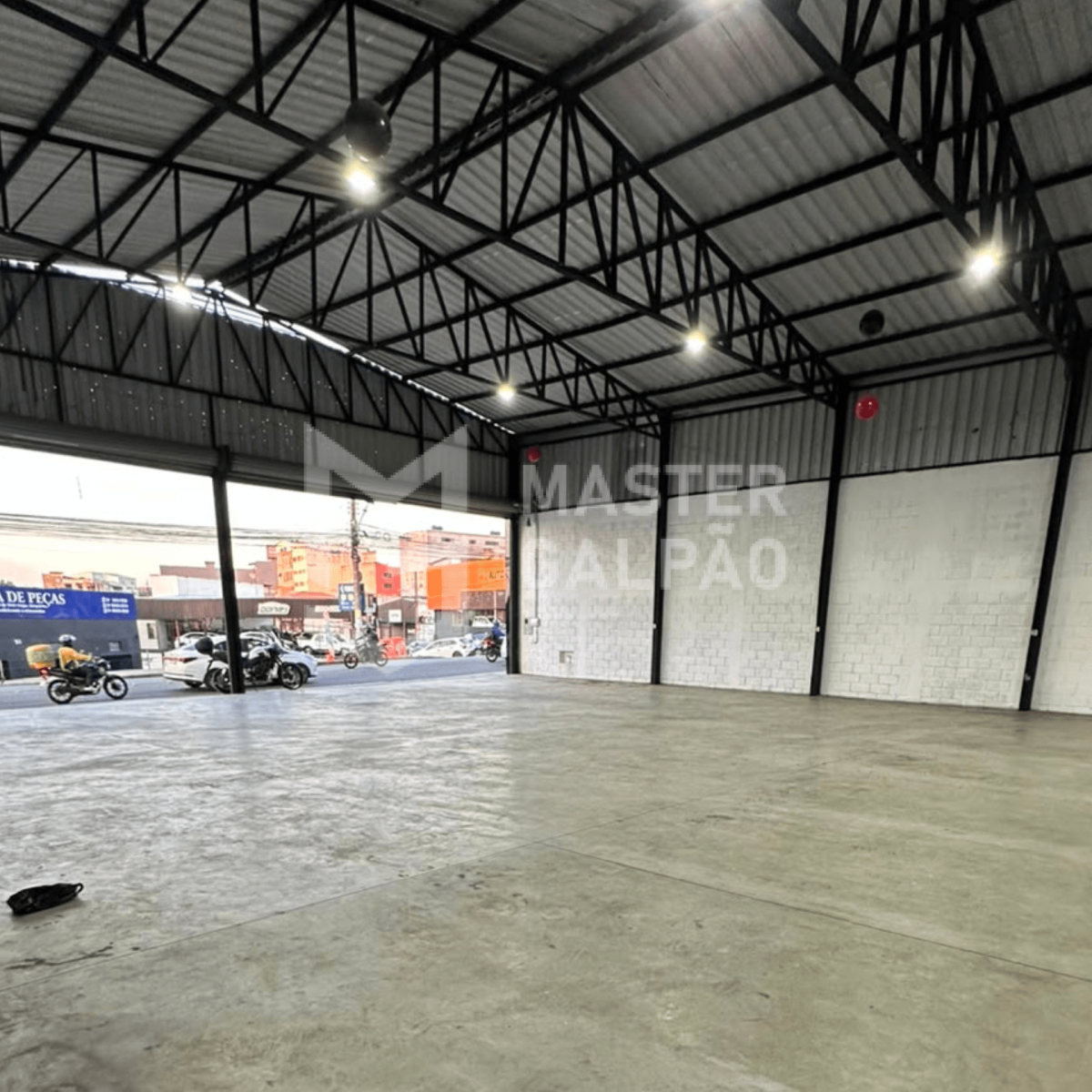 Galpão de 390m² na Avenida Júlio Mesquita