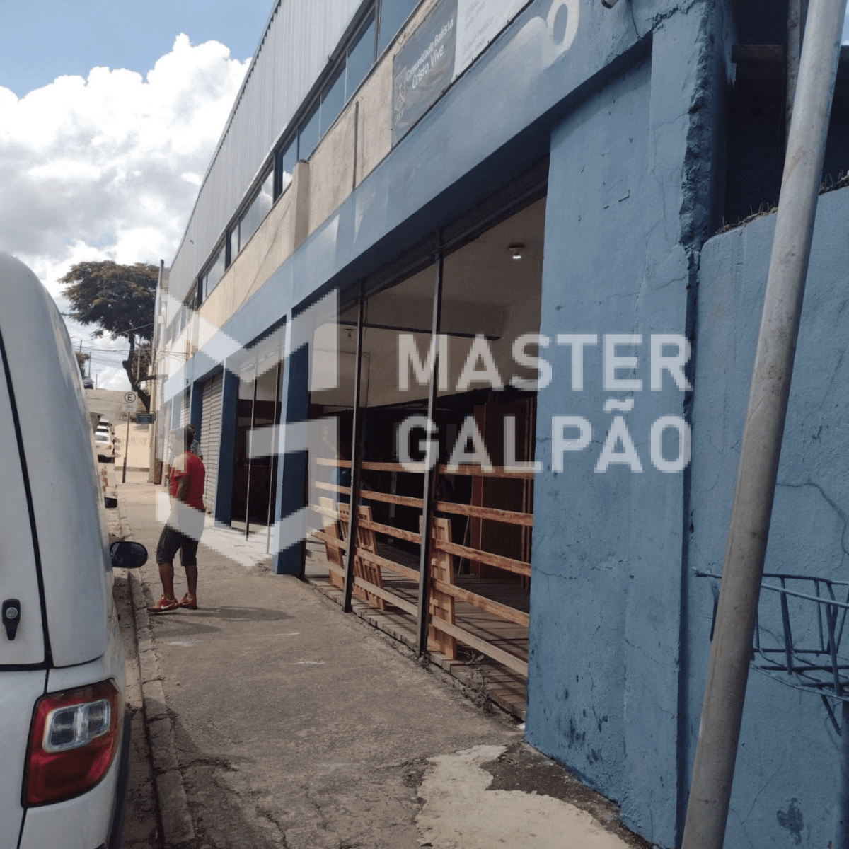 Galpão de 1.340m² com Lojas para Alugar