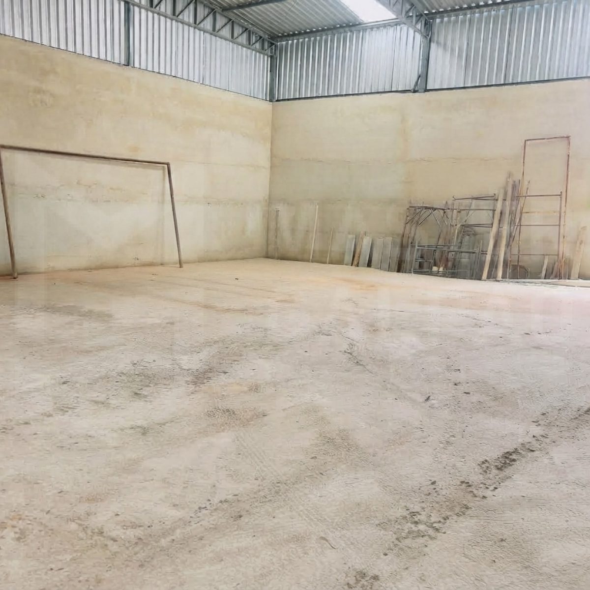 Galpão para Locação em Betim | 700 m² com Estacionamento