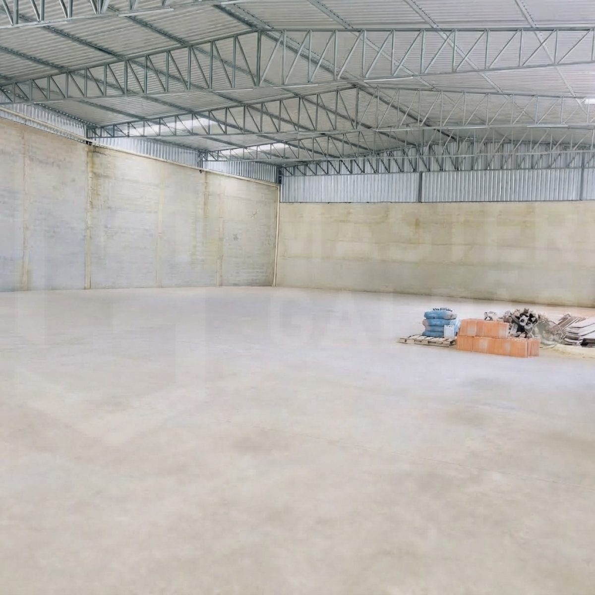 Galpão para Locação em Betim | 700 m² com Estacionamento