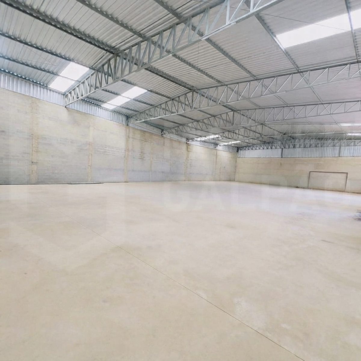 Galpão para Locação em Betim | 700 m² com Estacionamento