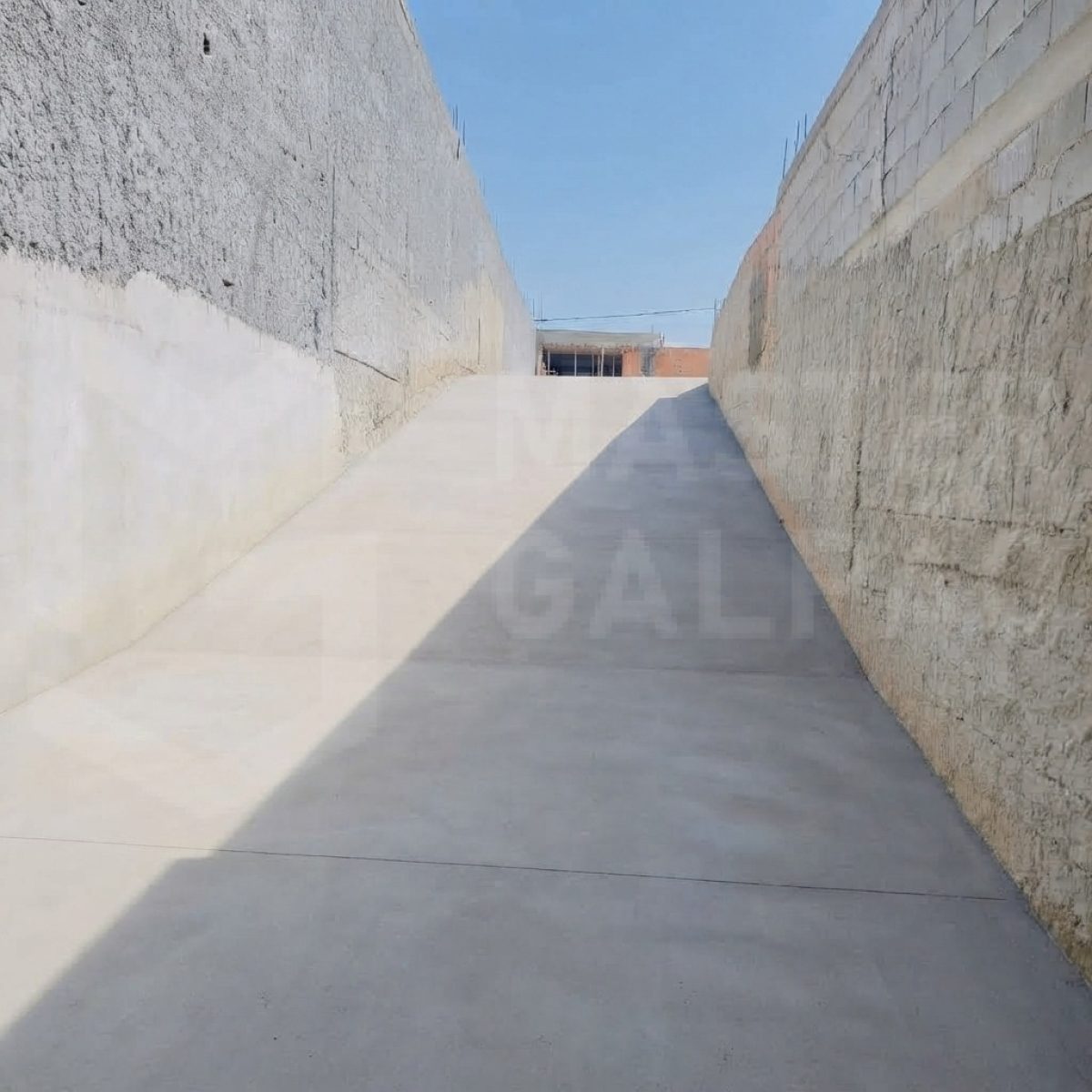 Galpão para Locação em Betim | 700 m² com Estacionamento