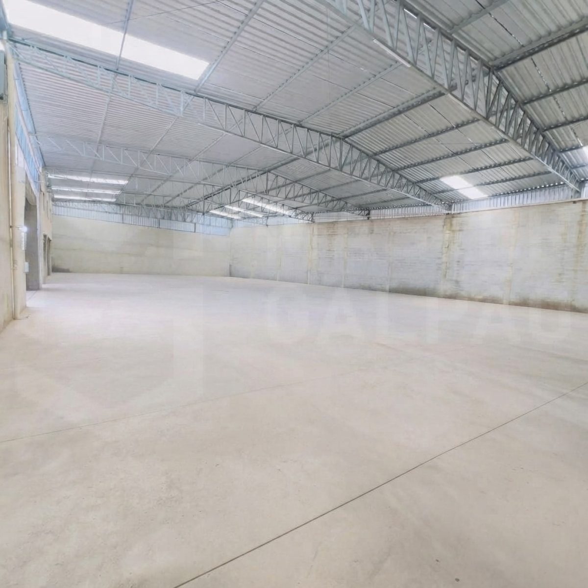 Galpão para Locação em Betim | 700 m² com Estacionamento