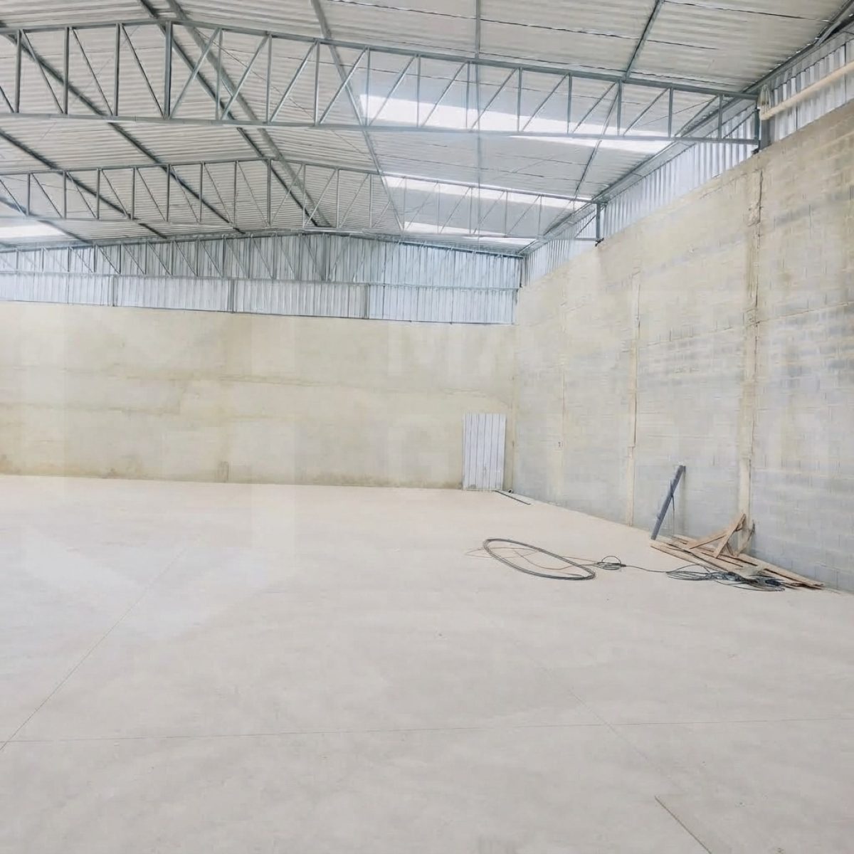 Galpão para Locação em Betim | 700 m² com Estacionamento
