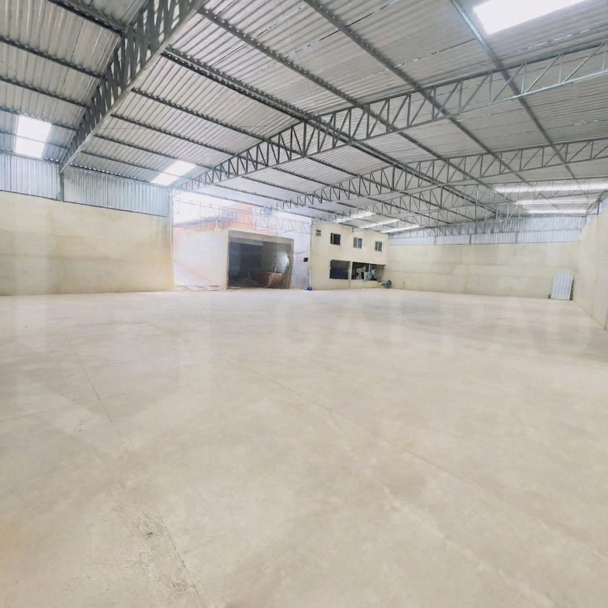 Galpão para Locação em Betim | 700 m² com Estacionamento