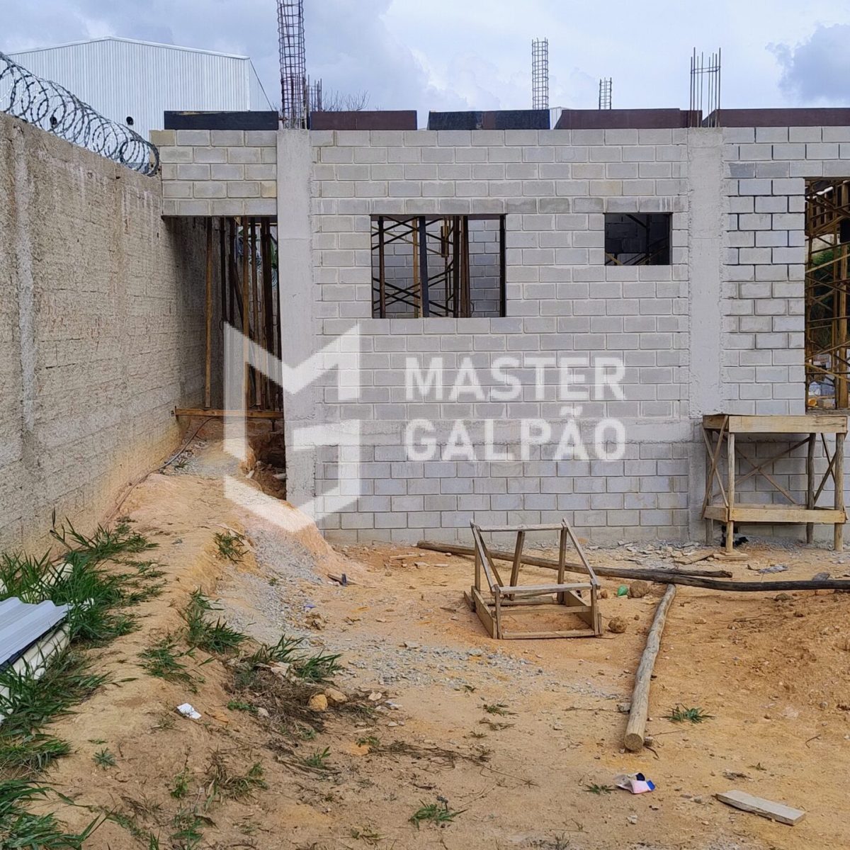 Galpão com 5 Docas e Pé‑Direito de 10m