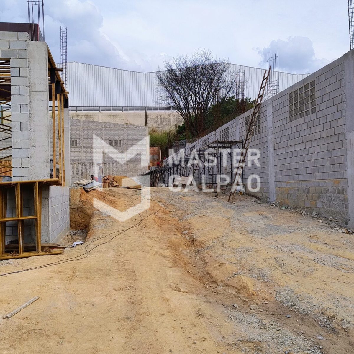 Galpão com 5 Docas e Pé‑Direito de 10m