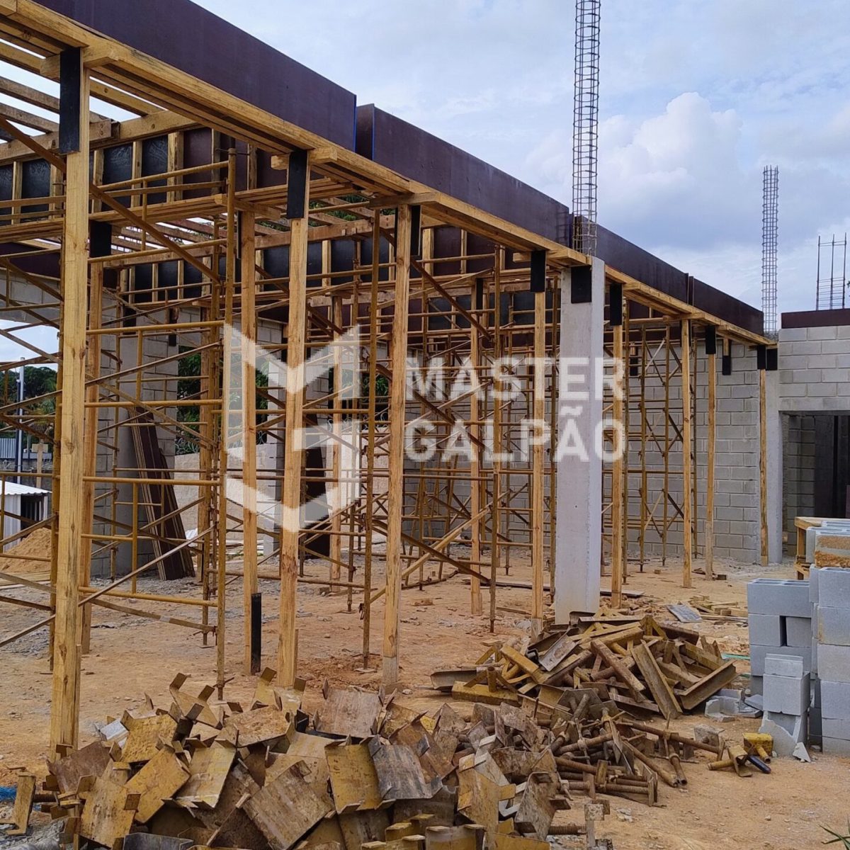 Galpão com 5 Docas e Pé‑Direito de 10m