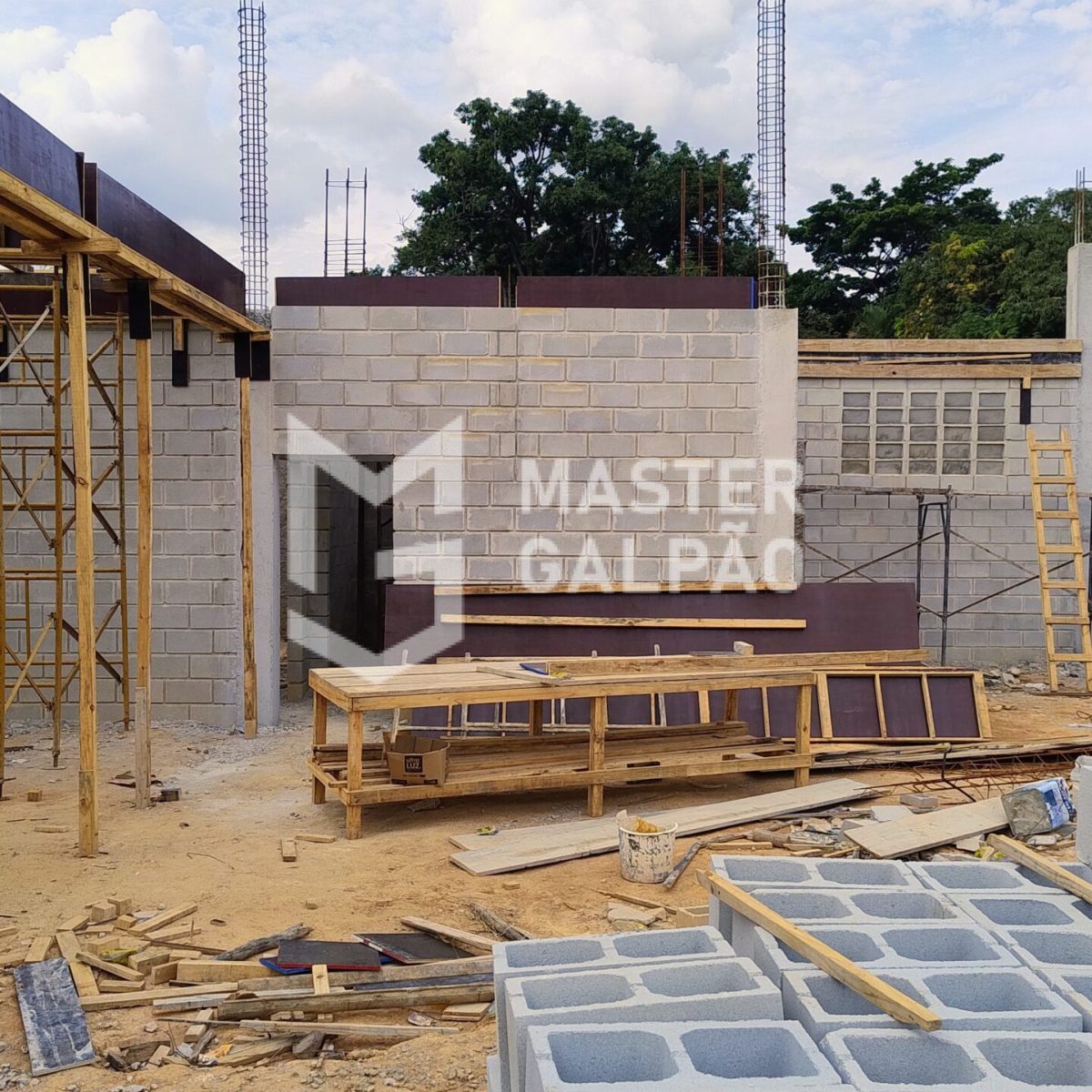 Galpão com 5 Docas e Pé‑Direito de 10m