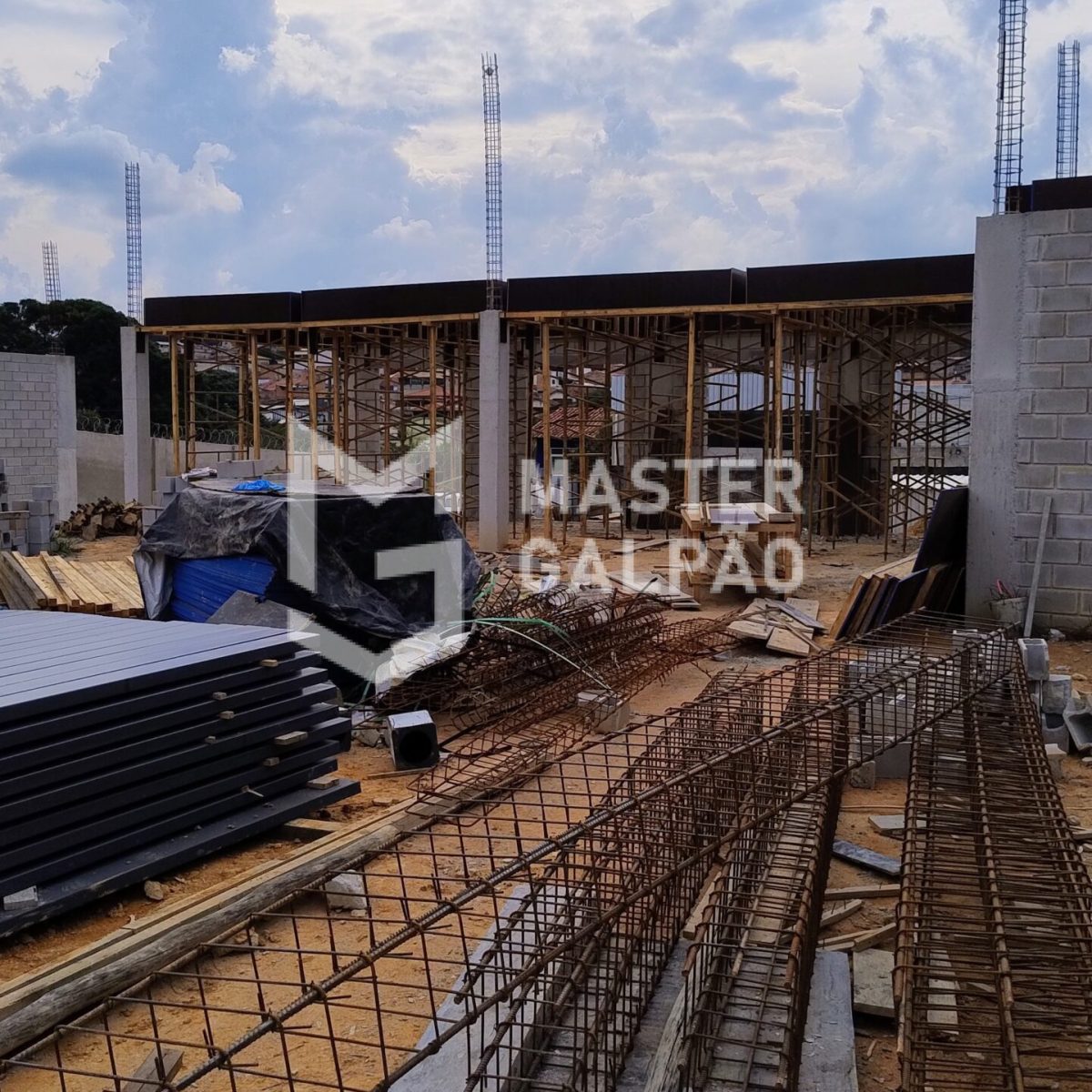 Galpão com 5 Docas e Pé‑Direito de 10m