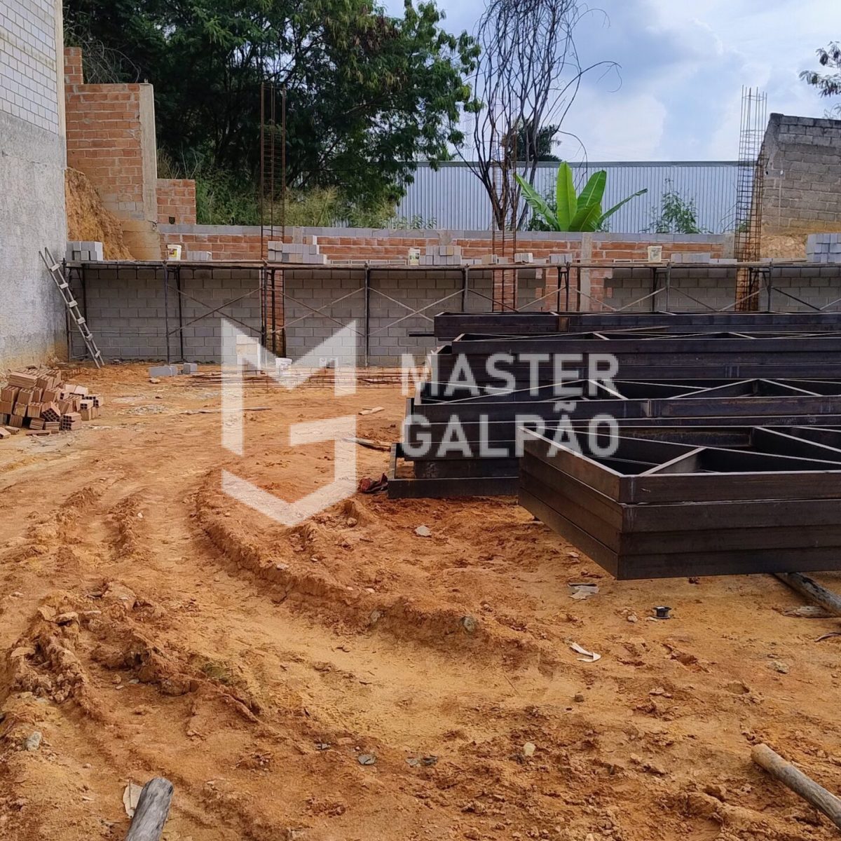Galpão com 5 Docas e Pé‑Direito de 10m