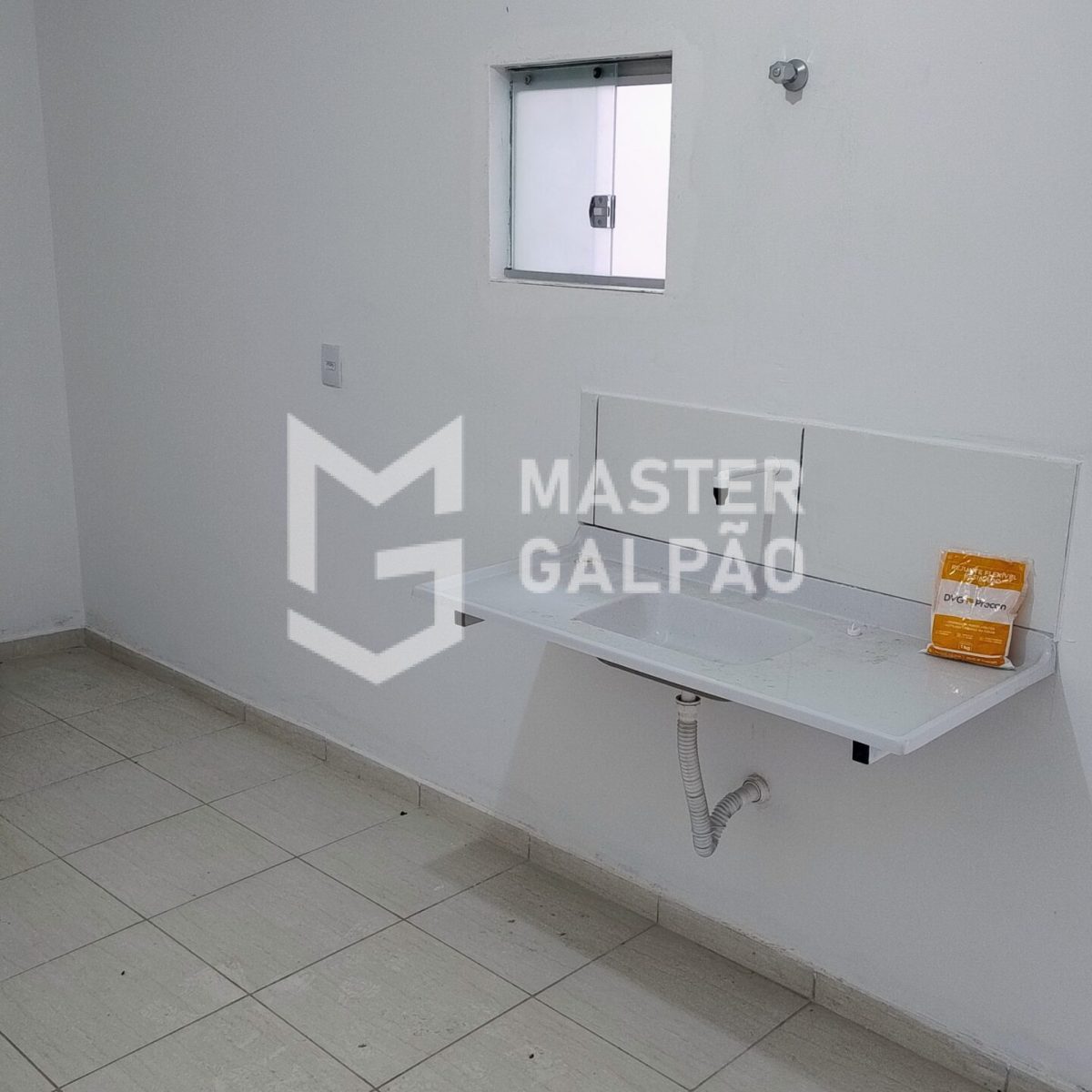 Galpão 380m² com Pé‑Direito de 6,7m