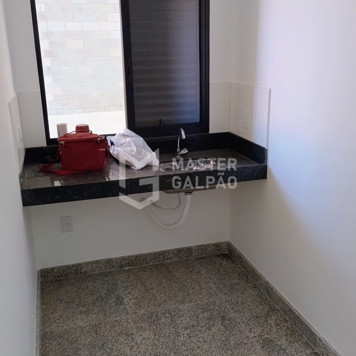 Galpão em avenida principal do Estreito