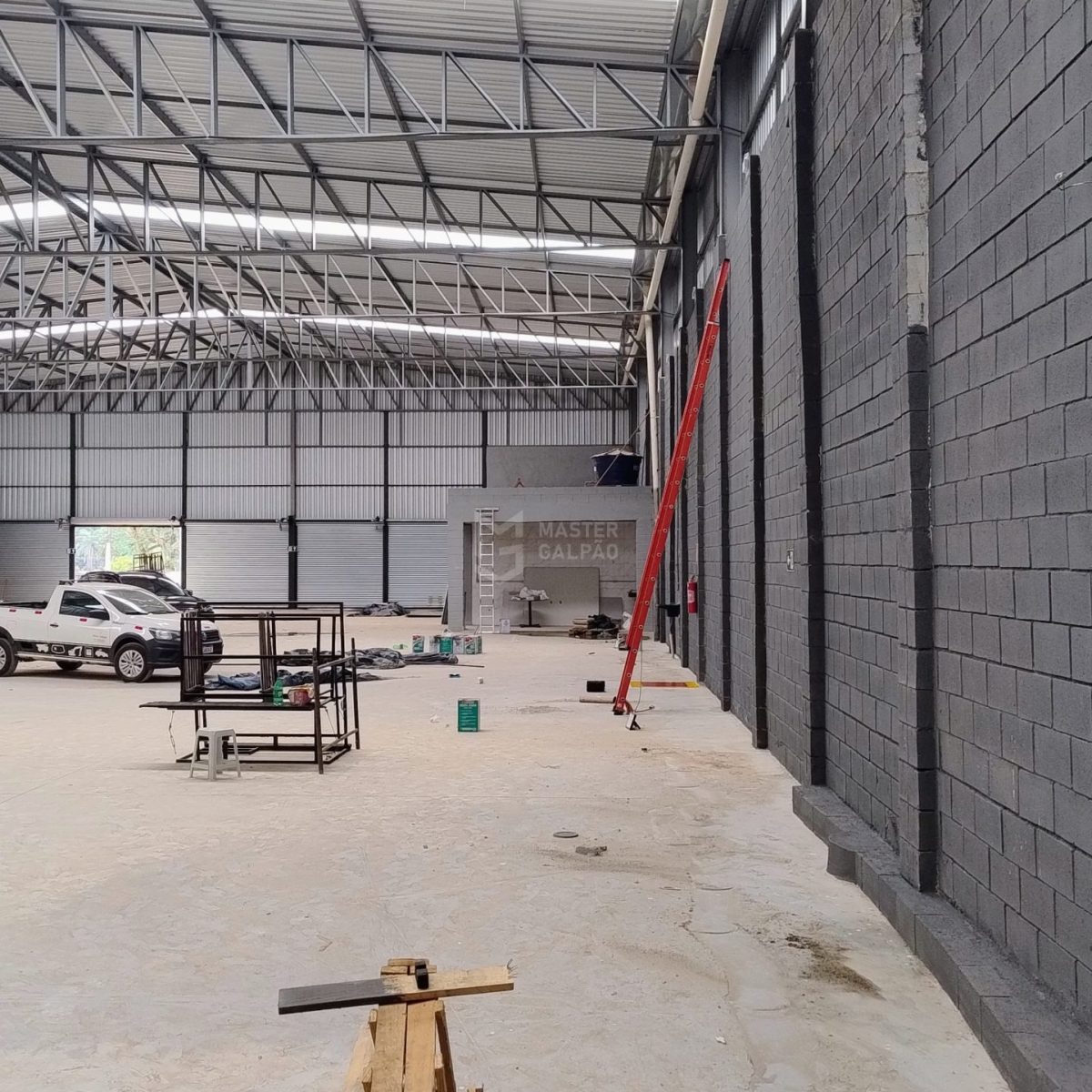 Galpão para Locação em Contagem | 1.300 m² com 4 Docas