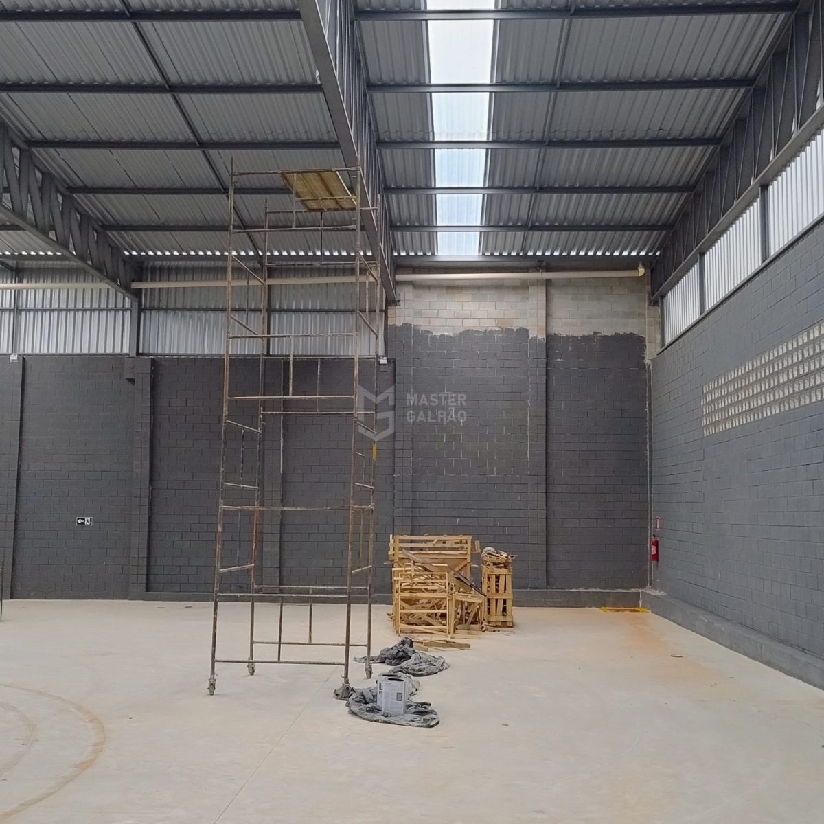 Galpão para Locação em Contagem | 1.300 m² com 4 Docas