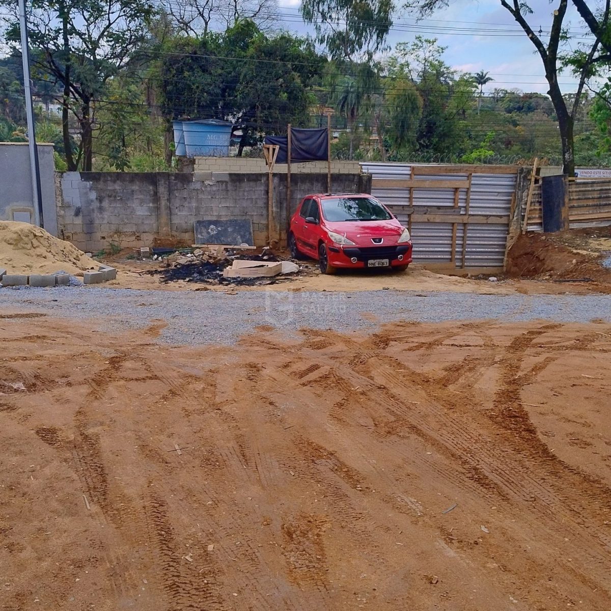 Galpão para Locação em Contagem | 1.300 m² com 4 Docas