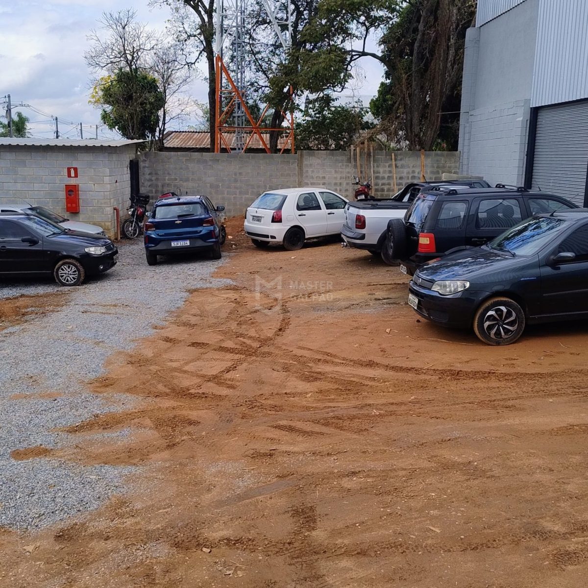 Galpão para Locação em Contagem | 1.300 m² com 4 Docas