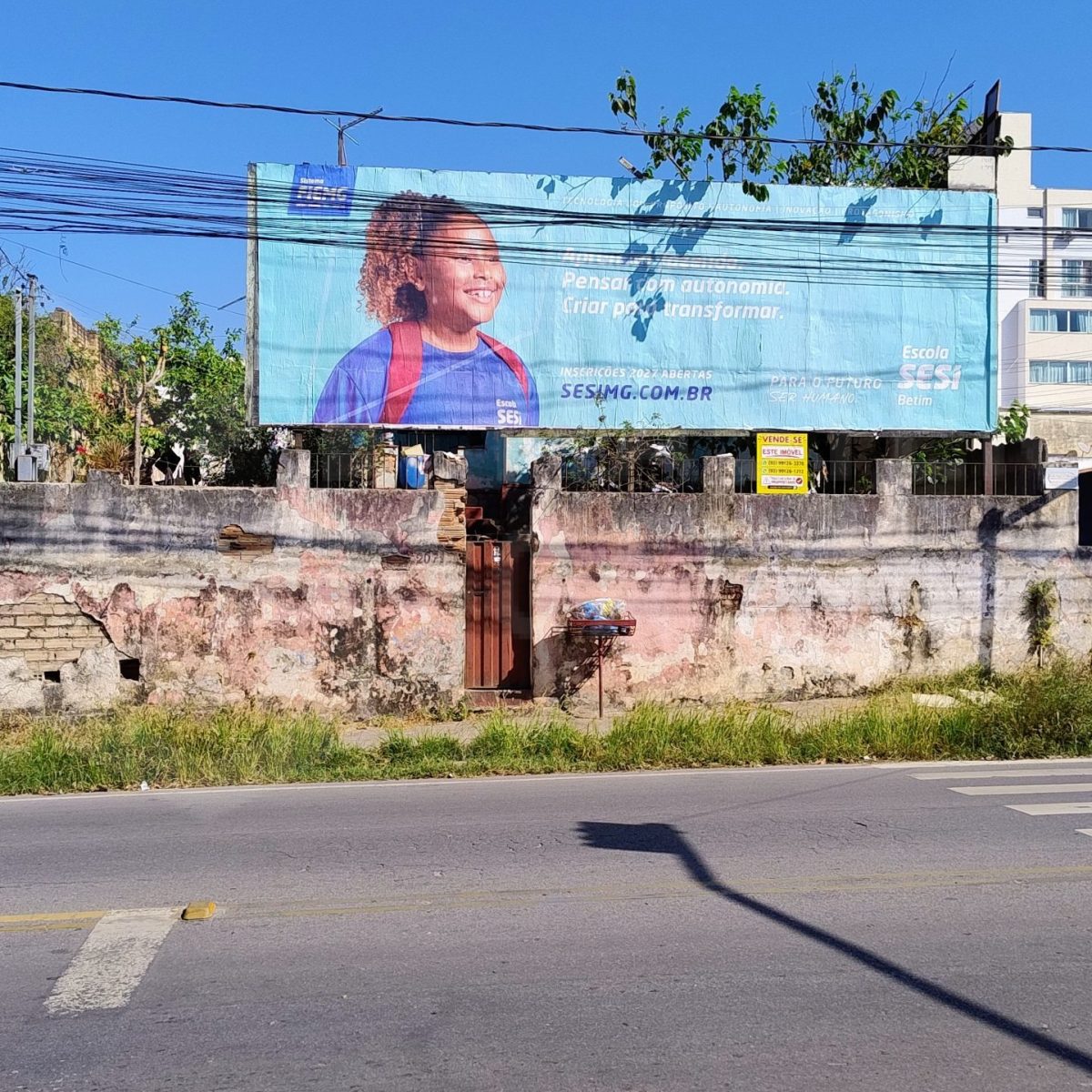 Lote comercial à venda em Betim com 279 m², de esquina e em frente à Prefeitura. Possui construção antiga, água, energia e documentação regularizada.