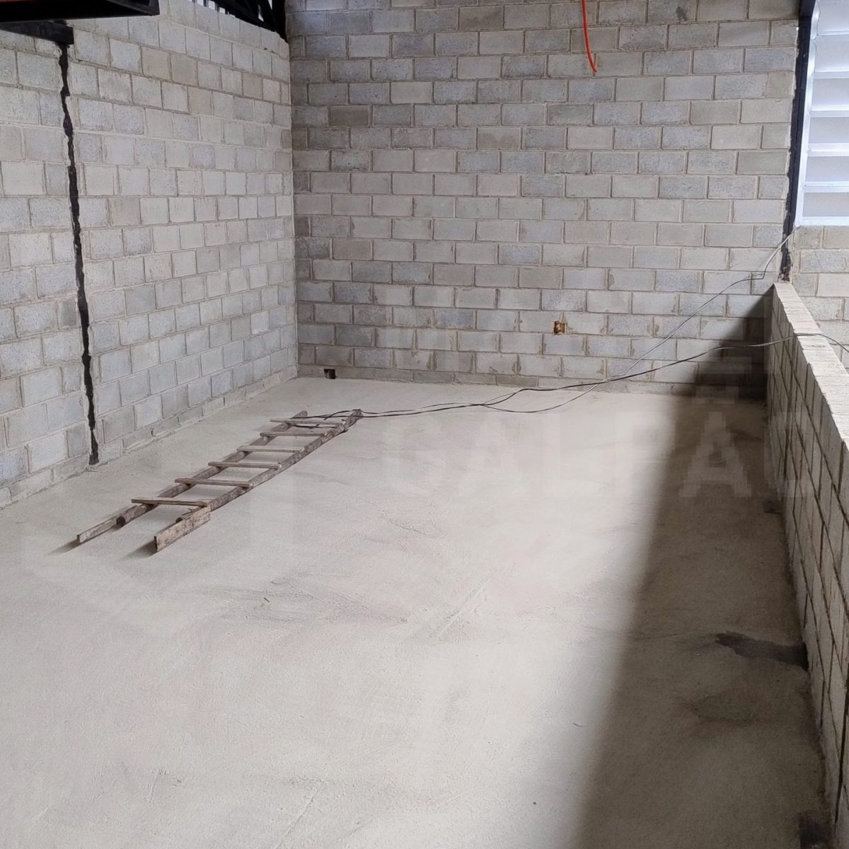 Galpão para Locação em Betim | 310 m² com Mezanino