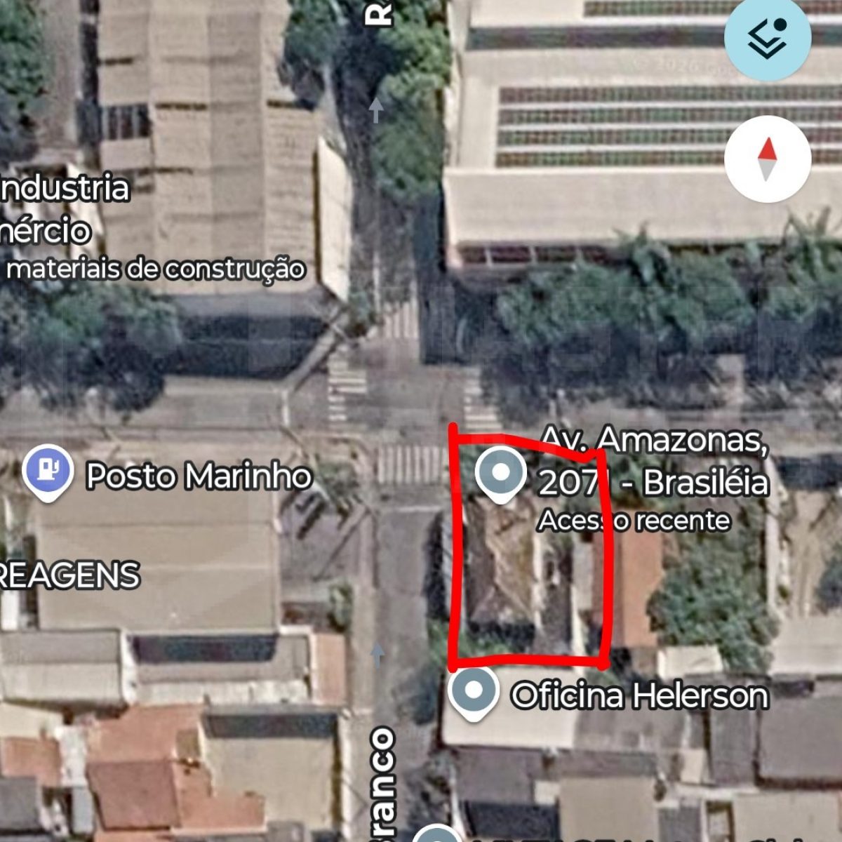 Lote comercial à venda em Betim com 279 m², de esquina e em frente à Prefeitura. Possui construção antiga, água, energia e documentação regularizada.