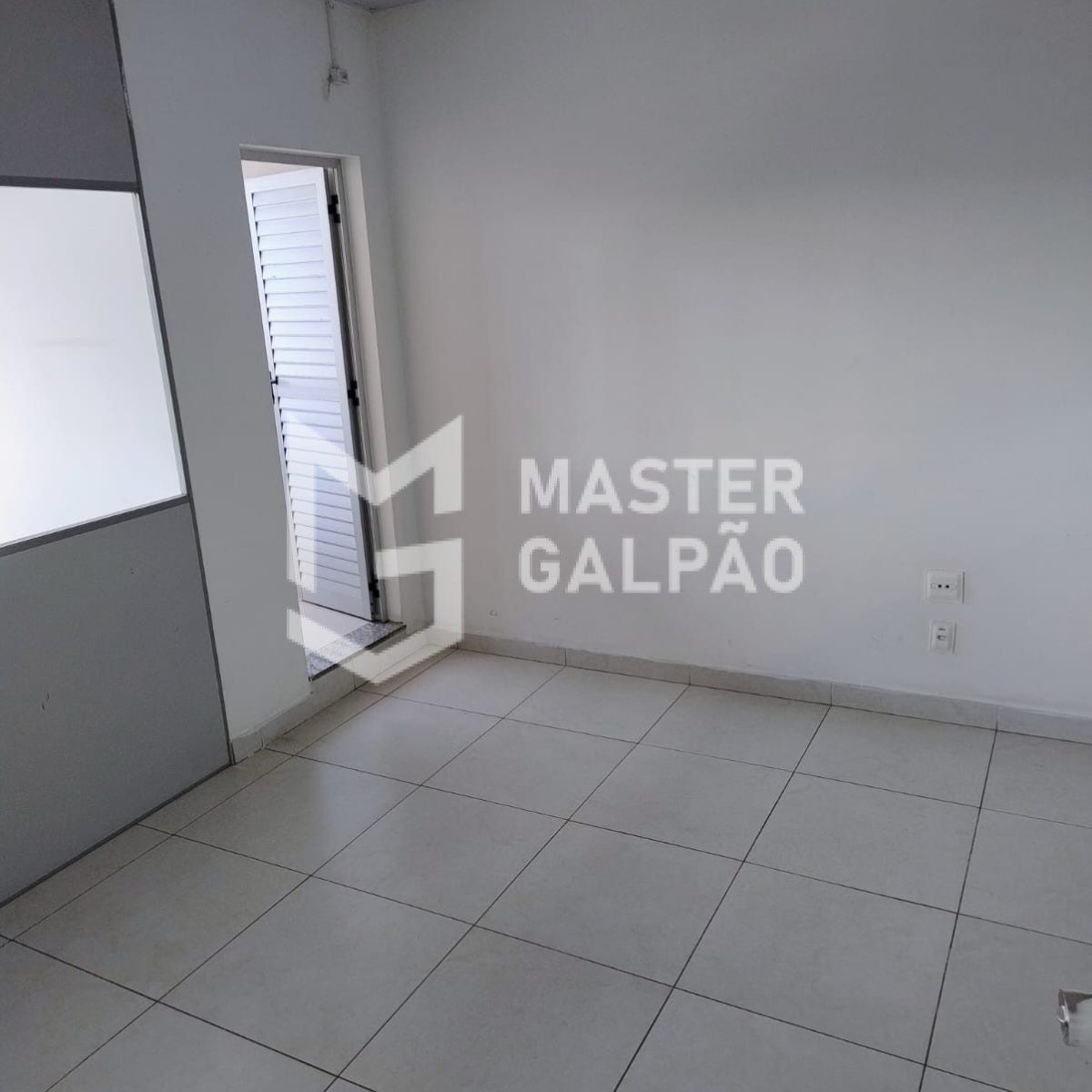 Galpão de 1.260m² com Docas Eletrônicas
