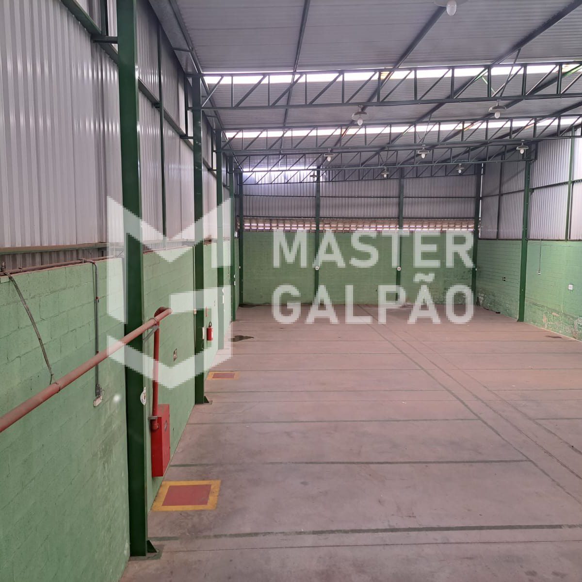 Galpão de 750m² com 4 Docas