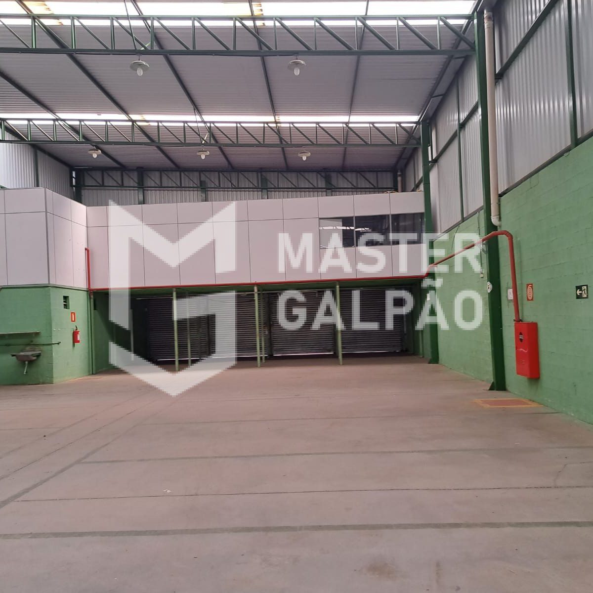 Galpão de 750m² com 4 Docas