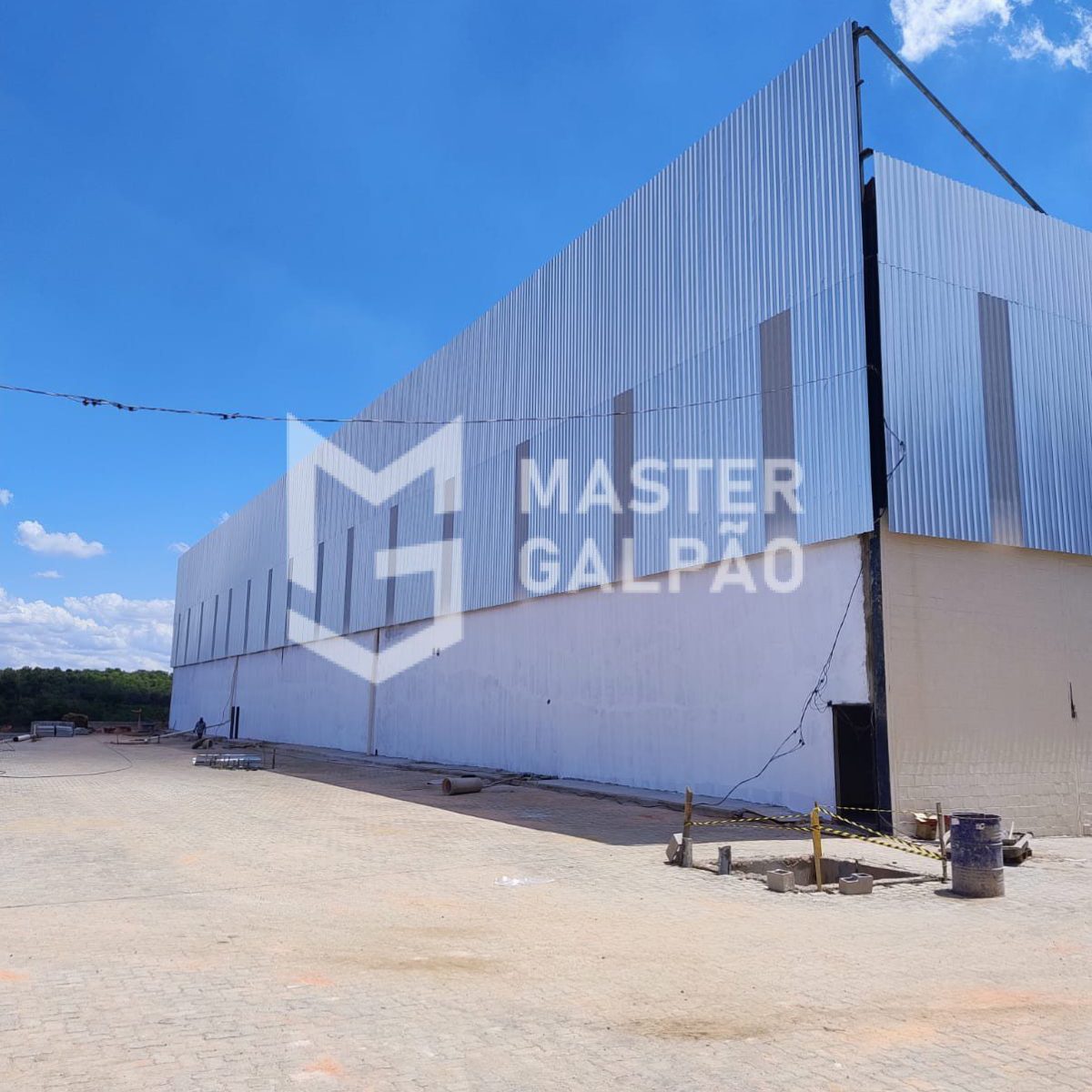 Galpão de 1.680m² com 5 Docas